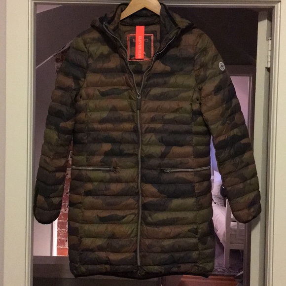 Eleven Elf’s Shannon Vegan Down Jacket in Camo - Picture 3 of 9
